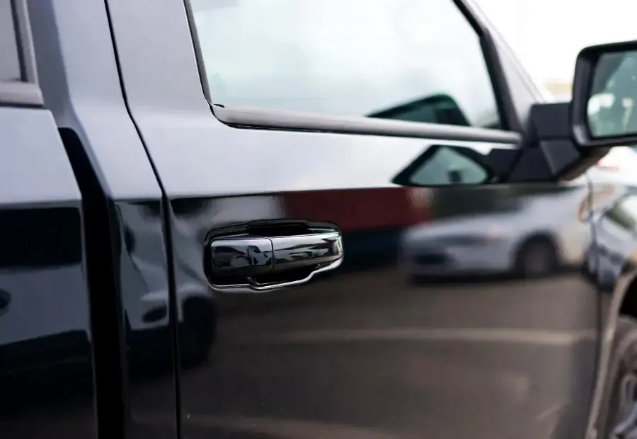 The door and mirror of a car during single-panel correction